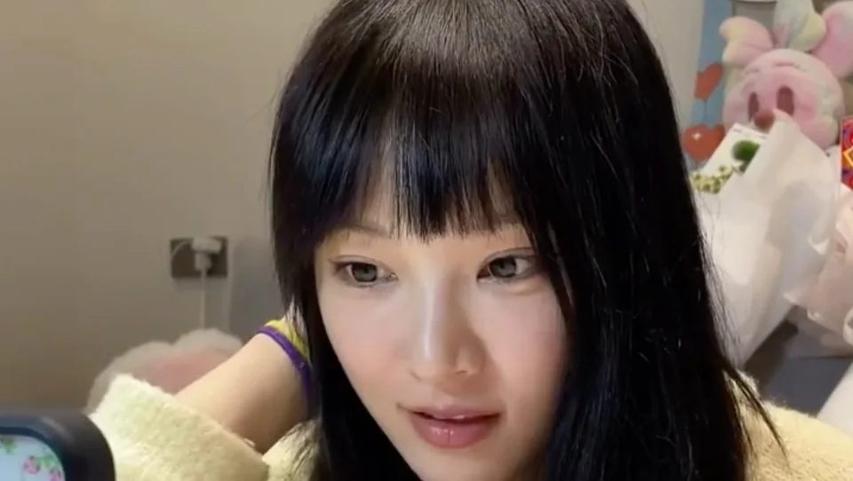 【黄灿灿：关于年龄焦虑的看法 有的花在春天开，有的花在冬天开！】 封面